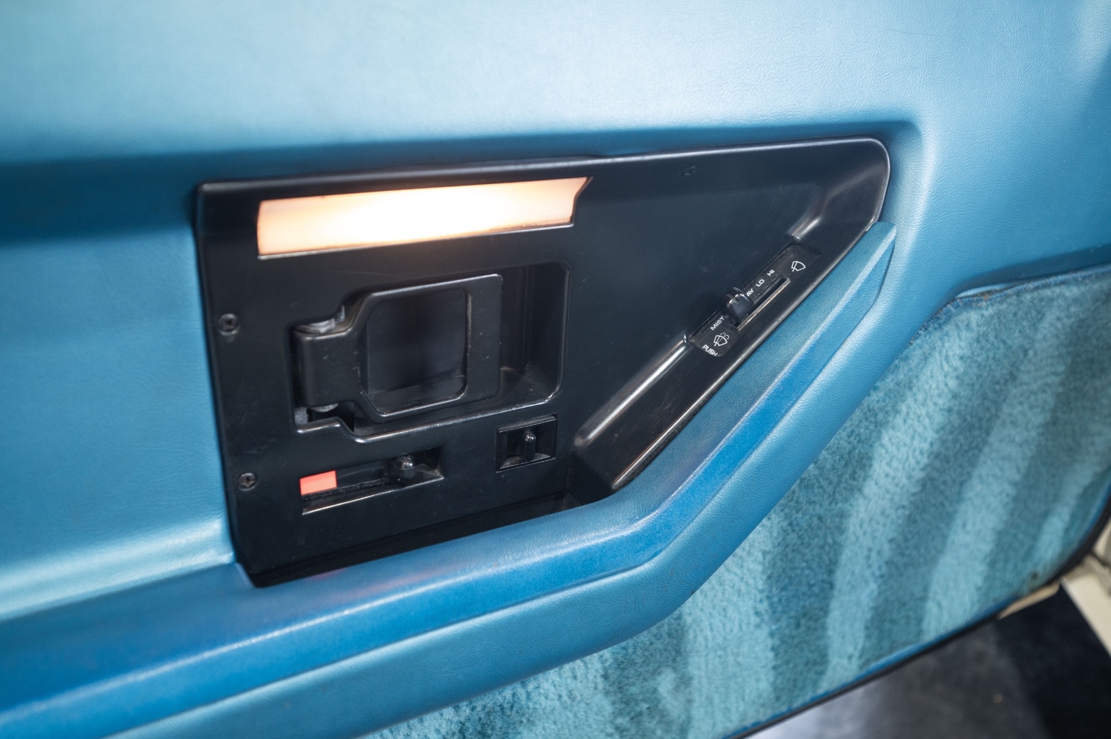 Chevrolet-Corvette-1988-Hatchback-38