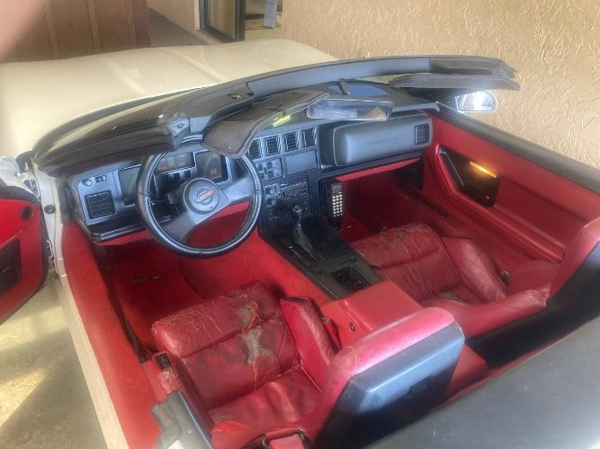 Chevrolet-Corvette-1988-White-Red