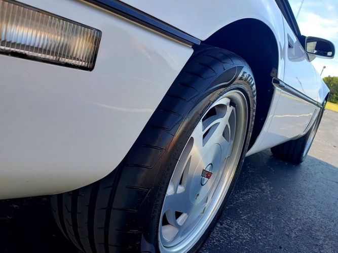 Chevrolet-Corvette-1989-White-Red-1