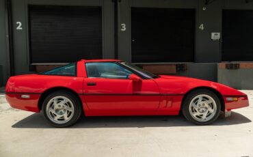 Chevrolet-Corvette-1990-Hatchback-12