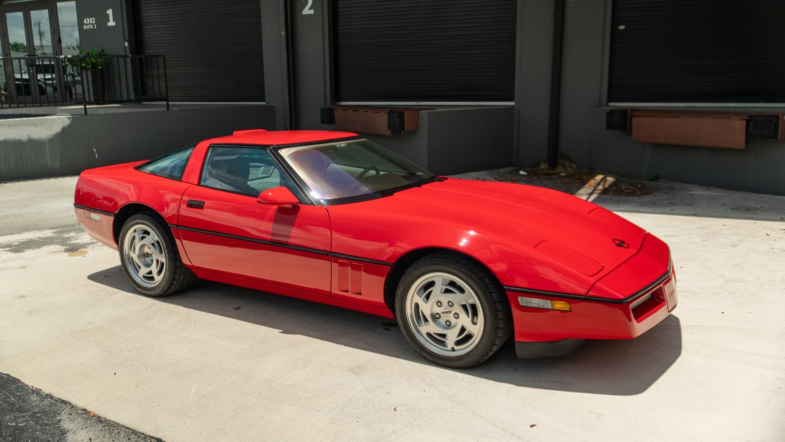 Chevrolet-Corvette-1990-Hatchback-13