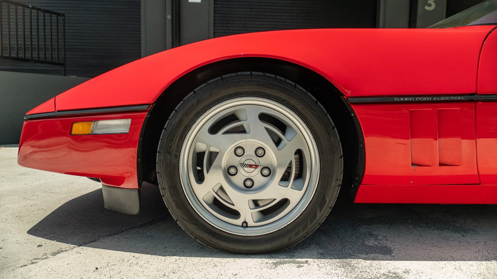 Chevrolet-Corvette-1990-Hatchback-2