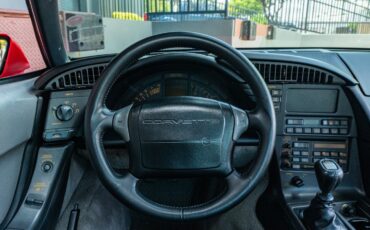 Chevrolet-Corvette-1990-Hatchback-27