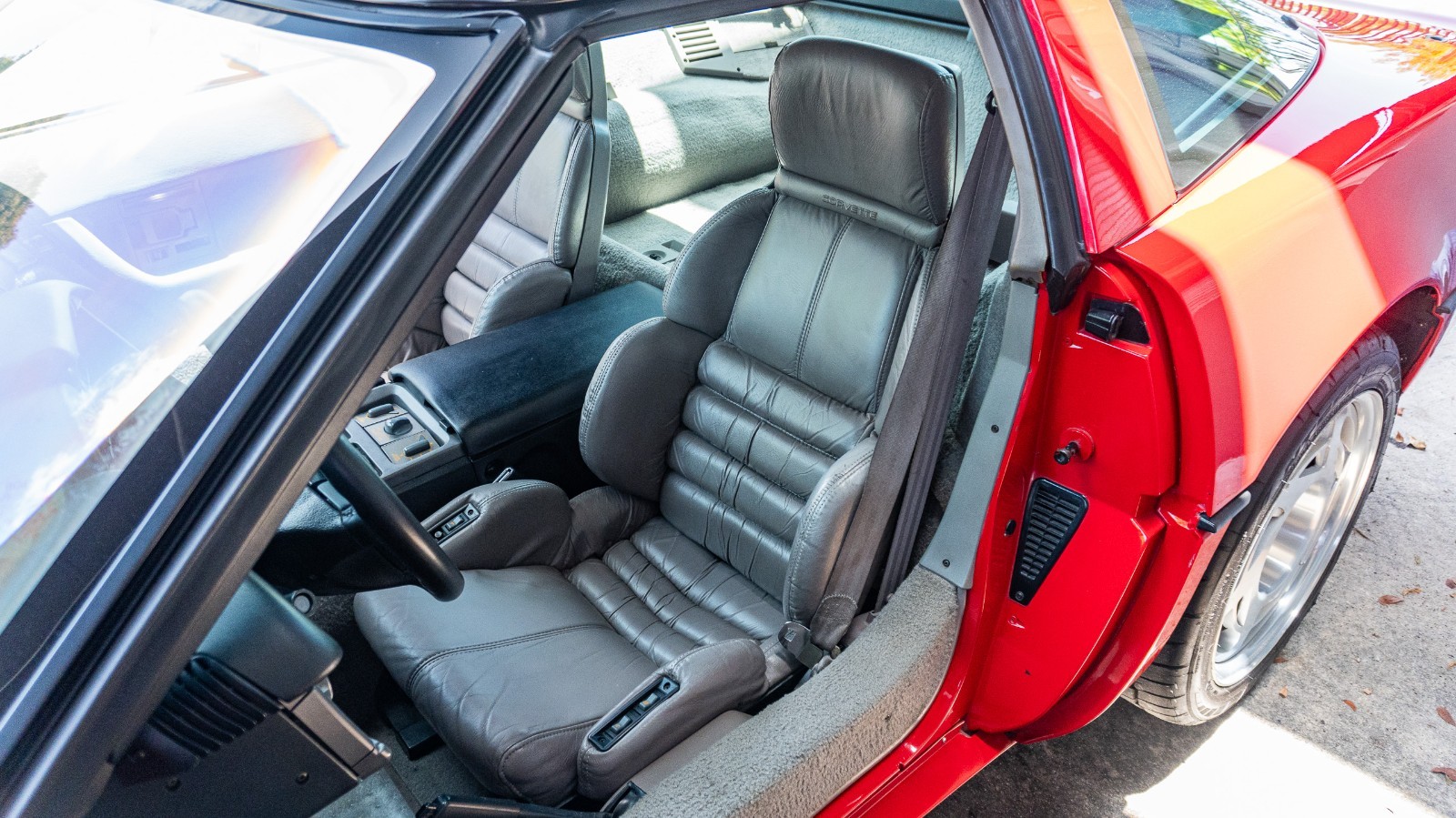 Chevrolet-Corvette-1990-Hatchback-29