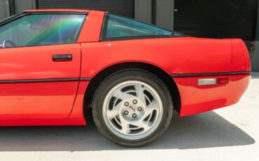 Chevrolet-Corvette-1990-Hatchback-3