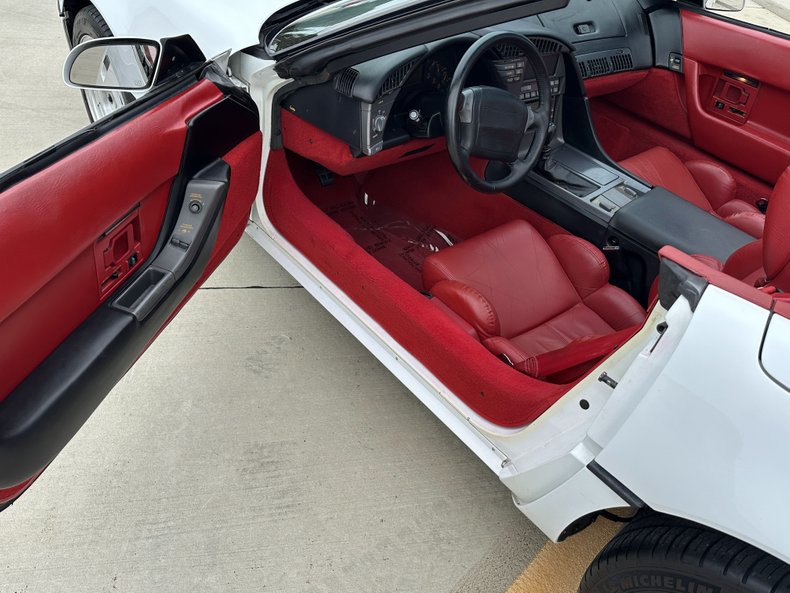 Chevrolet-Corvette-1990-White-Torch-Red-21