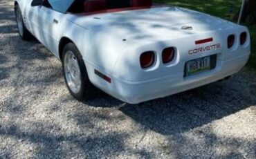 Chevrolet-Corvette-1991-White-Red-Cloth-12
