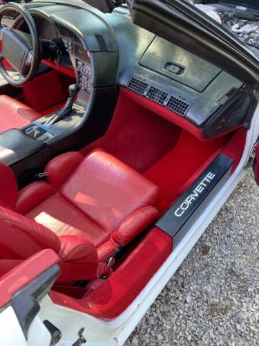 Chevrolet-Corvette-1991-White-Red-Cloth-15