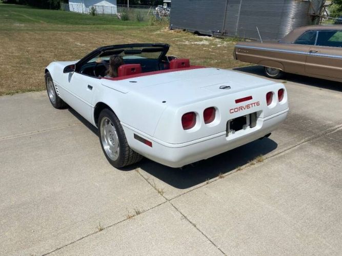 Chevrolet-Corvette-1991-White-Red-Cloth-16