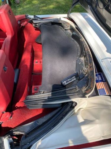 Chevrolet-Corvette-1991-White-Red-Cloth-17