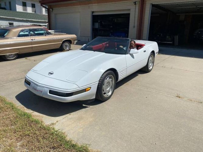 Chevrolet-Corvette-1991-White-Red-Cloth-26