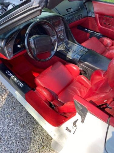 Chevrolet-Corvette-1991-White-Red-Cloth-3