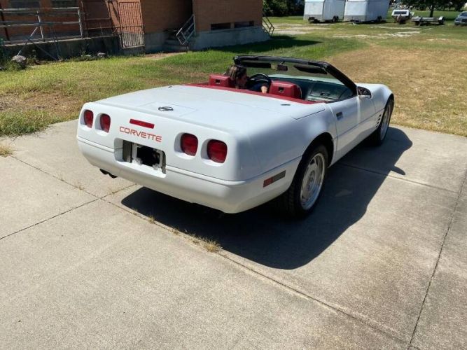 Chevrolet-Corvette-1991-White-Red-Cloth-6