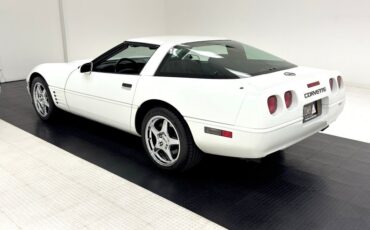 Chevrolet-Corvette-1992-Arctic-White-Black-1