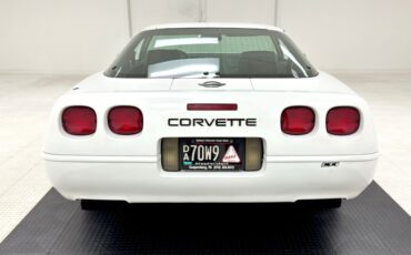 Chevrolet-Corvette-1992-Arctic-White-Black-2
