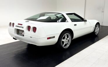 Chevrolet-Corvette-1992-Arctic-White-Black-3