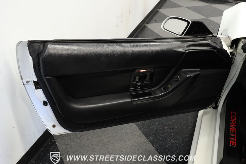 Chevrolet-Corvette-1993-Arctic-White-Black-35