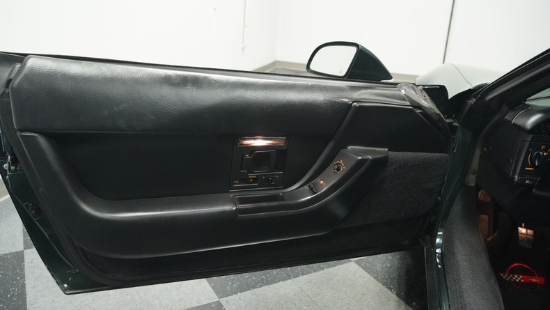 Chevrolet-Corvette-1993-Polo-Green-II-Metall-Black-36