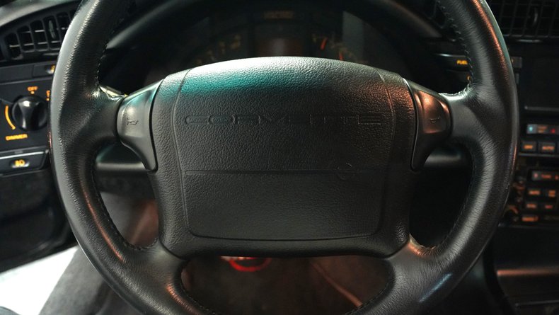 Chevrolet-Corvette-1993-Polo-Green-II-Metall-Black-38