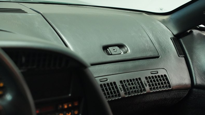 Chevrolet-Corvette-1993-Polo-Green-II-Metall-Black-8