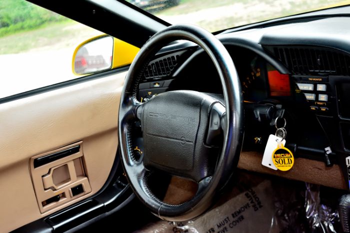 Chevrolet-Corvette-1993-Yellow-Black-37