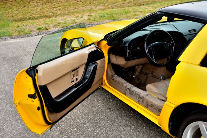 Chevrolet-Corvette-1993-Yellow-Black-39