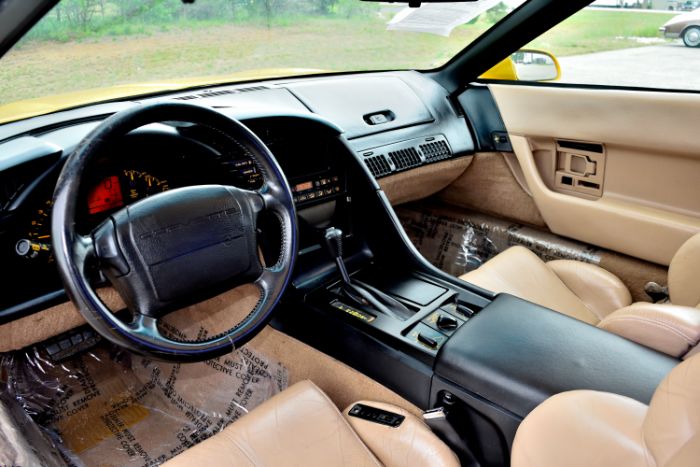 Chevrolet-Corvette-1993-Yellow-Black-40