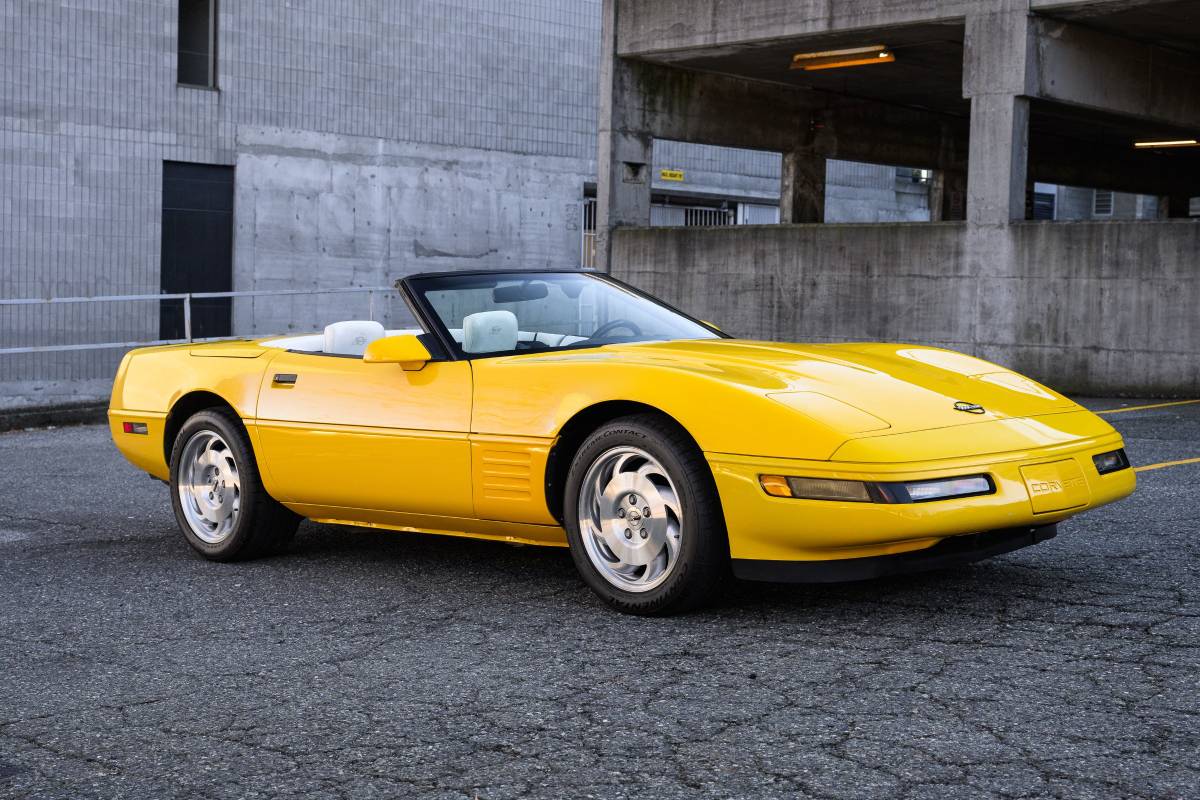 Chevrolet-Corvette-1993-yellow-1