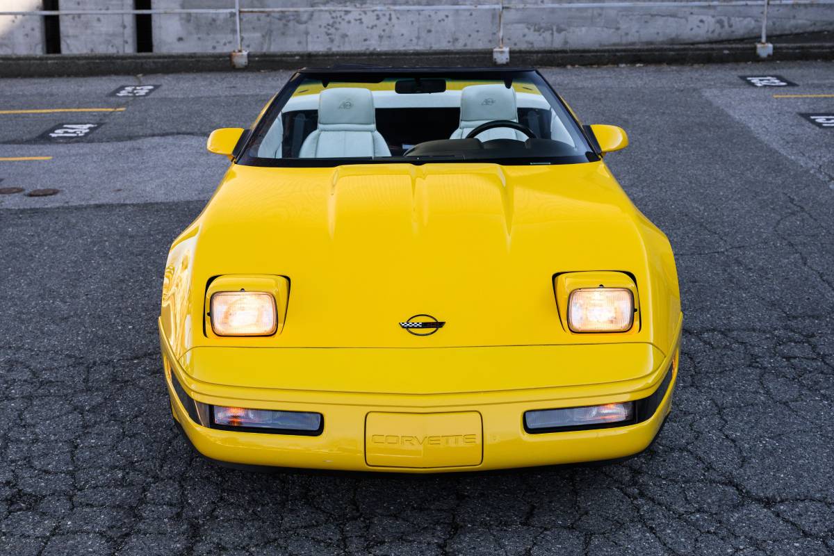 Chevrolet-Corvette-1993-yellow-2