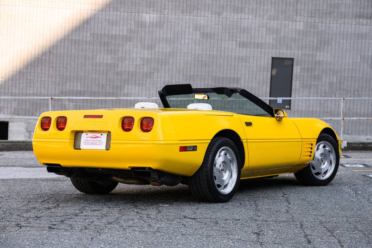 Chevrolet-Corvette-1993-yellow-3