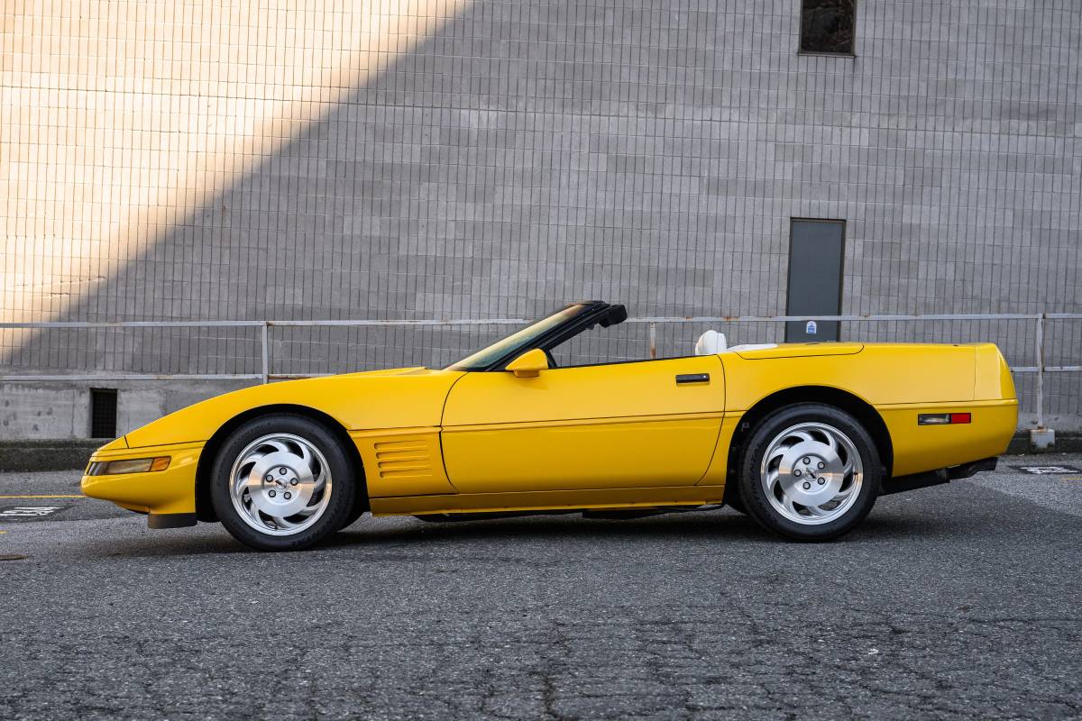 Chevrolet-Corvette-1993-yellow-4