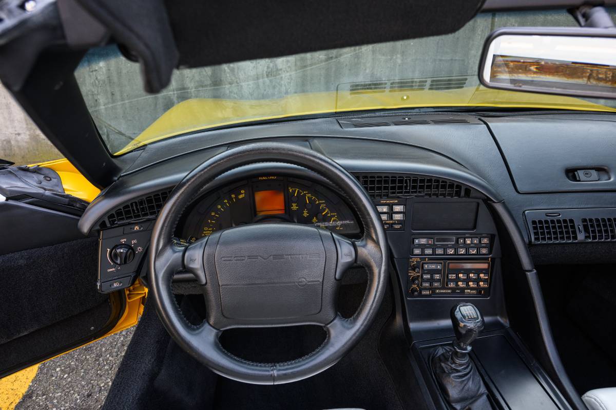 Chevrolet-Corvette-1993-yellow-6