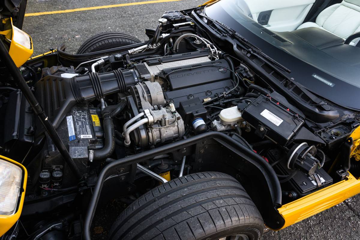 Chevrolet-Corvette-1993-yellow-8