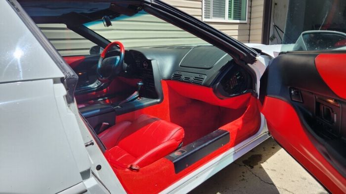 Chevrolet-Corvette-1994-White-Red-Leather-8