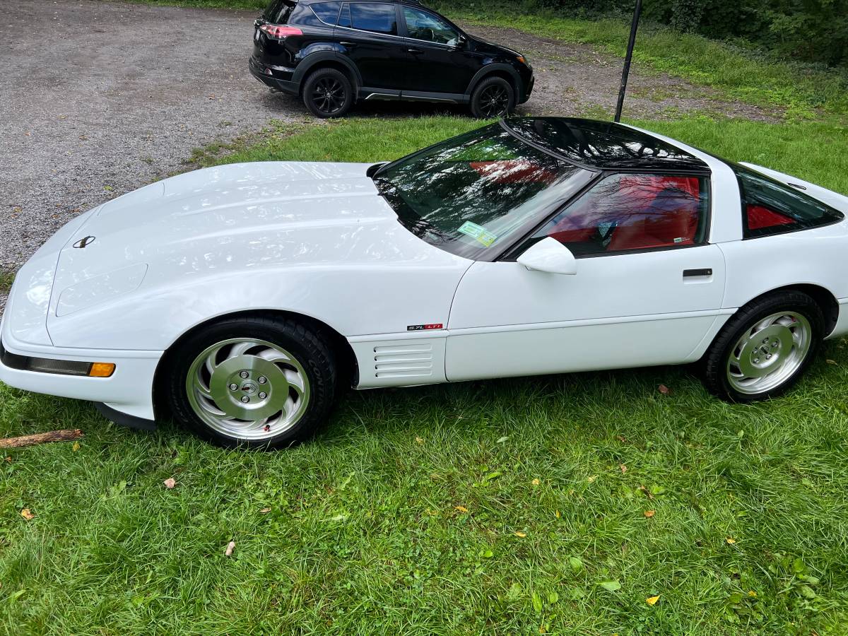 Chevrolet-Corvette-1994-white-1