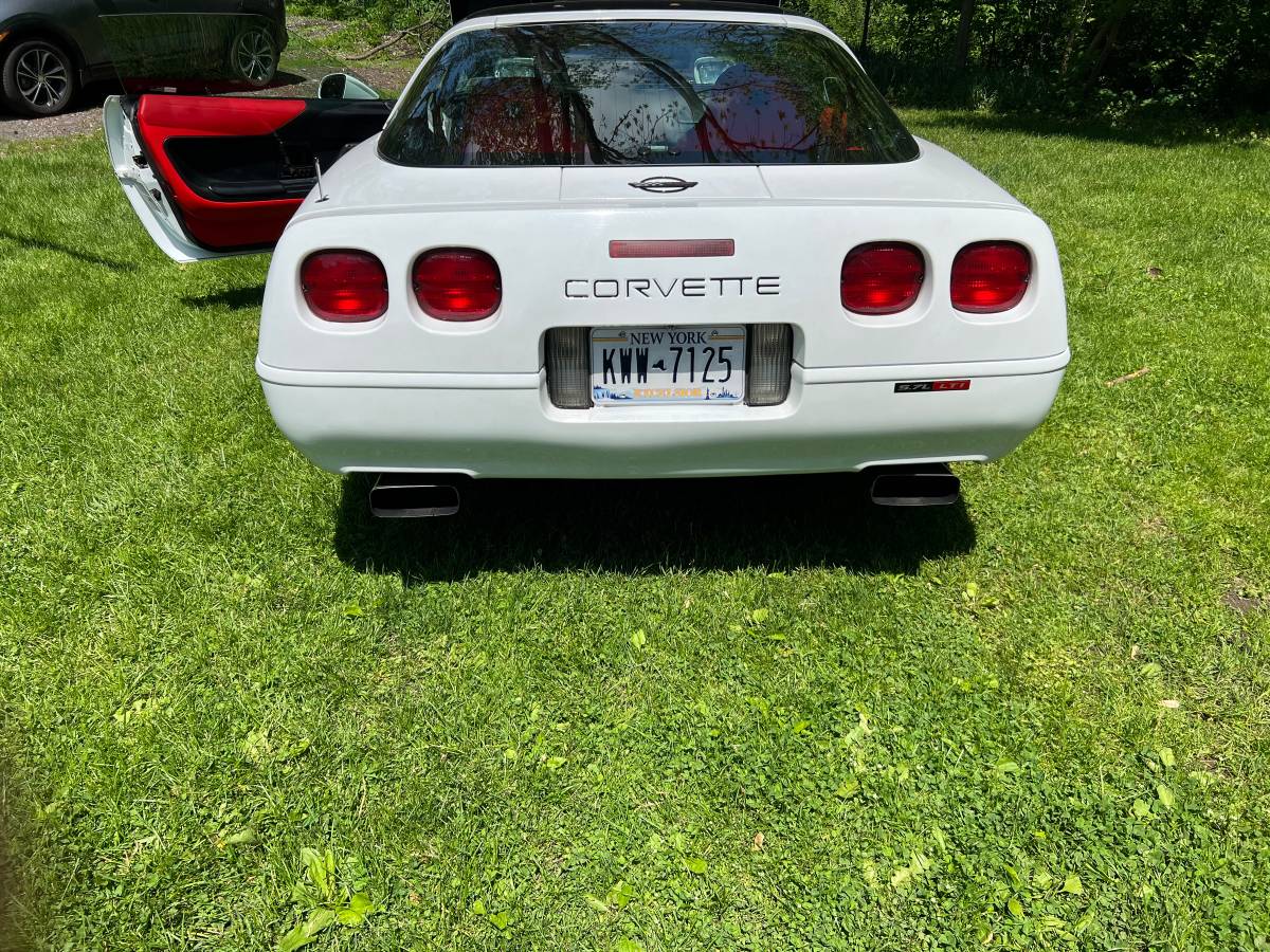 Chevrolet-Corvette-1994-white-3