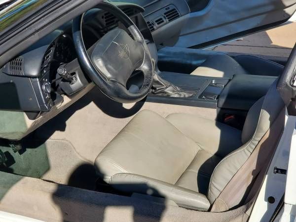 Chevrolet-Corvette-1995-White-Black-3