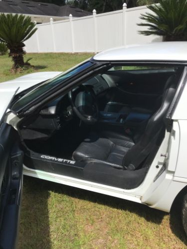 Chevrolet-Corvette-1995-White-Black-3