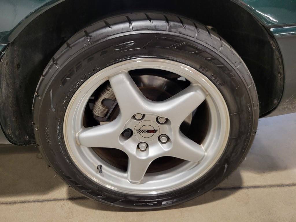 Chevrolet-Corvette-base-1995-green-21