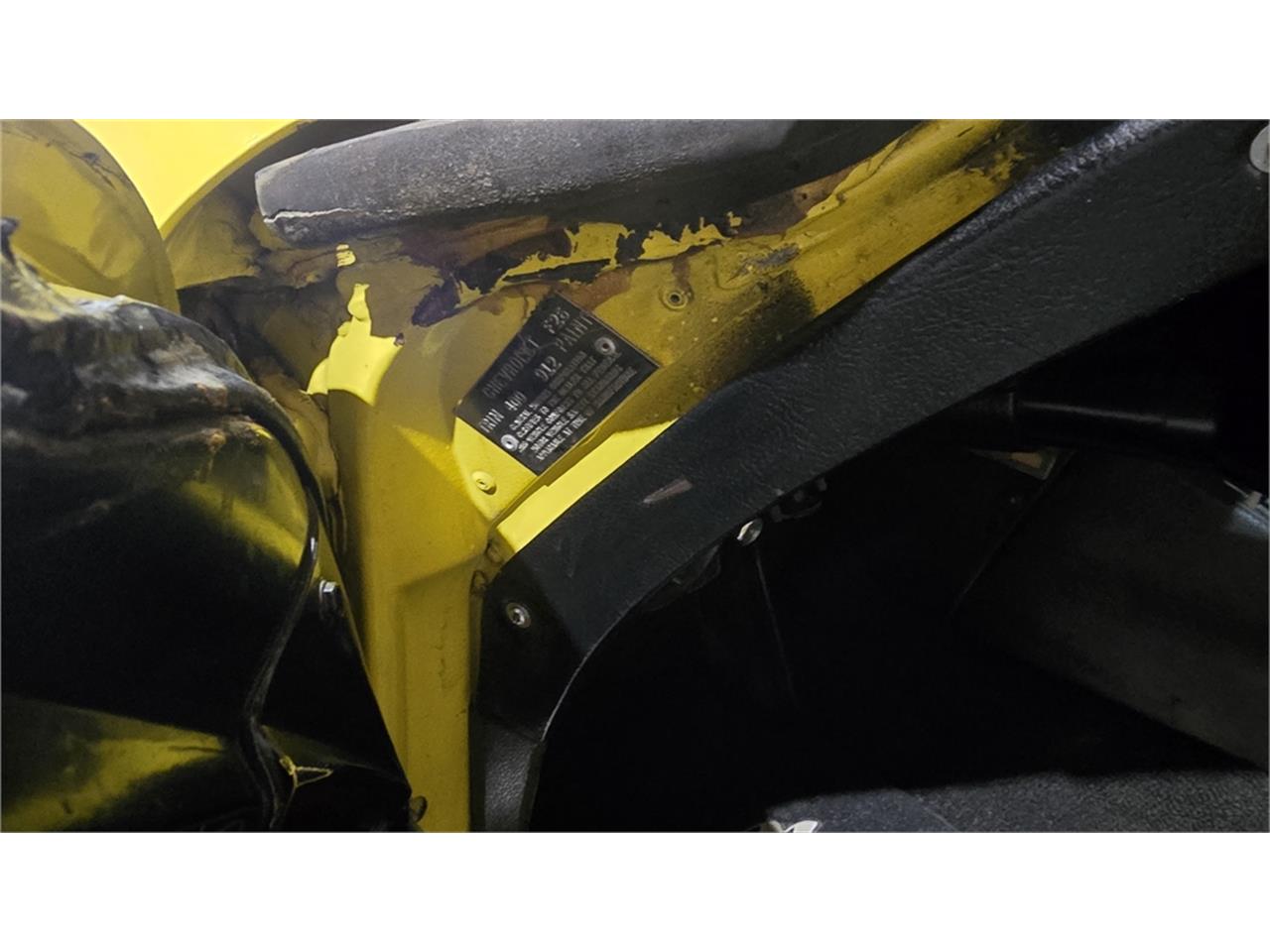 Chevrolet-Corvette-stingray-1971-Sunflower-Yellow-Black-3