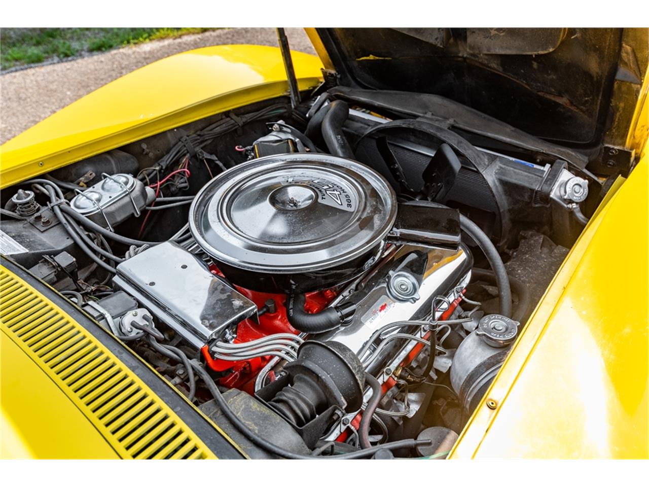 Chevrolet-Corvette-stingray-1971-Sunflower-Yellow-Black-30