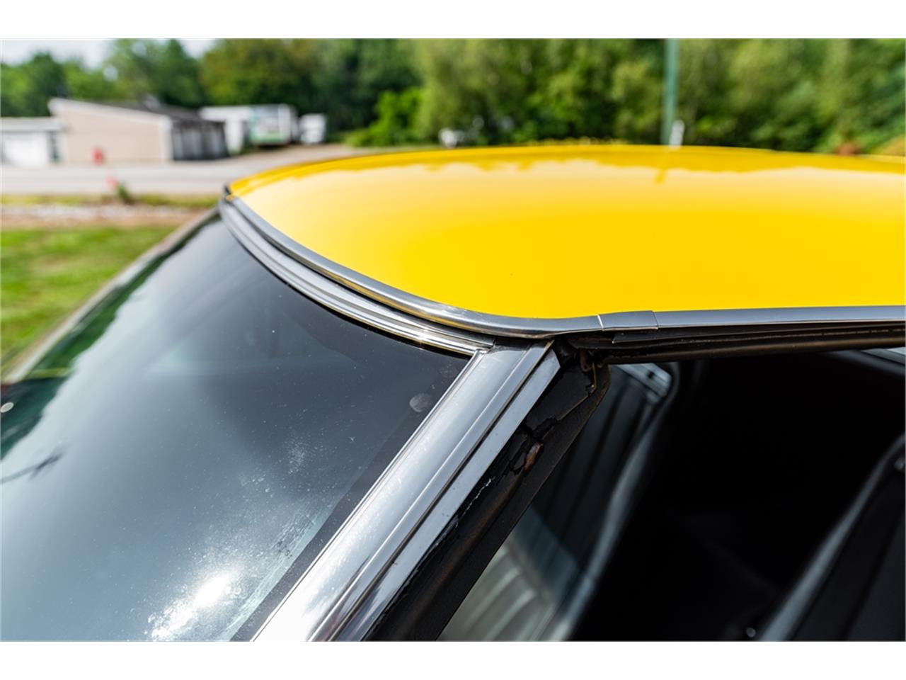 Chevrolet-Corvette-stingray-1971-Sunflower-Yellow-Black-37