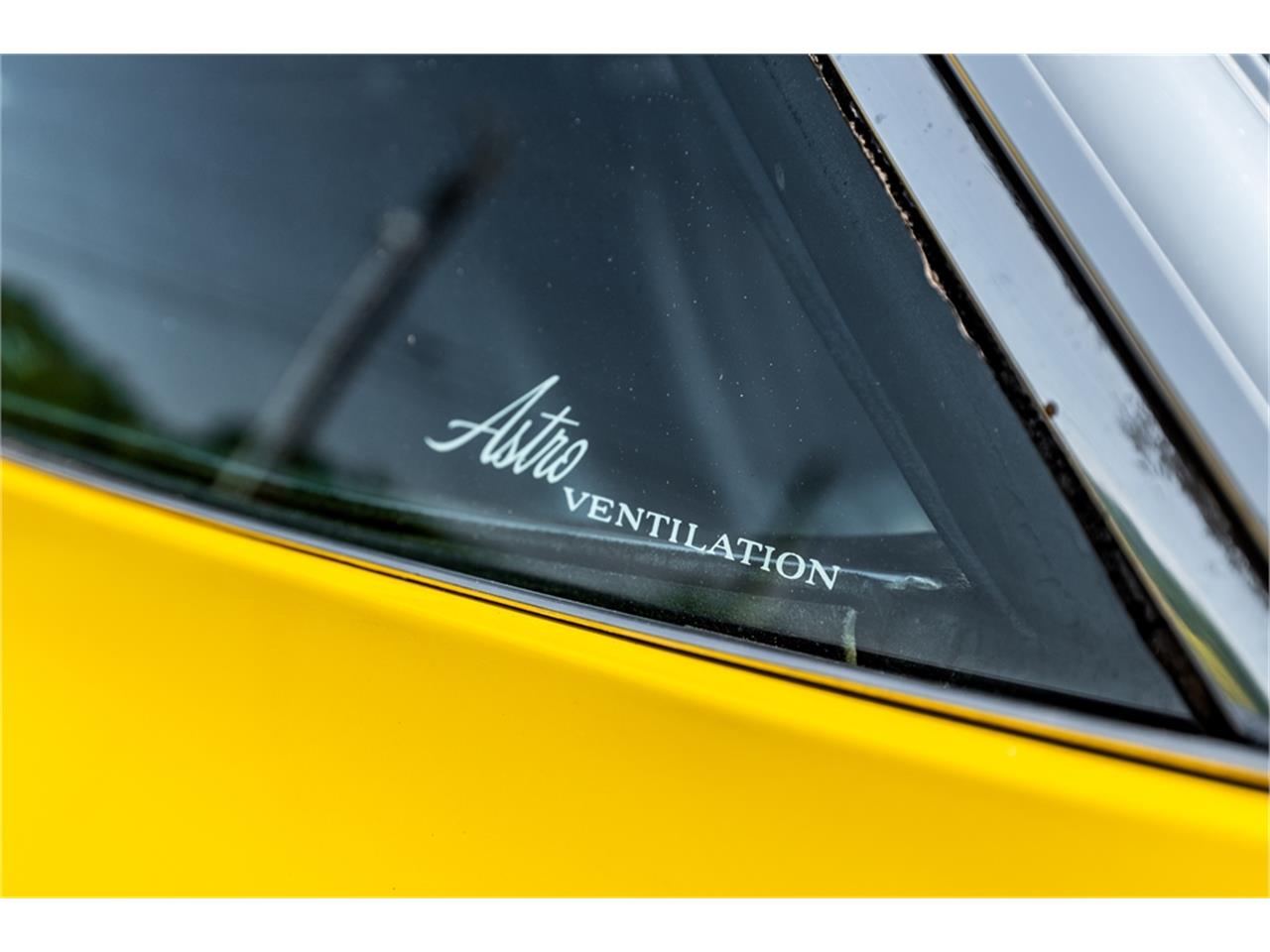 Chevrolet-Corvette-stingray-1971-Sunflower-Yellow-Black-38