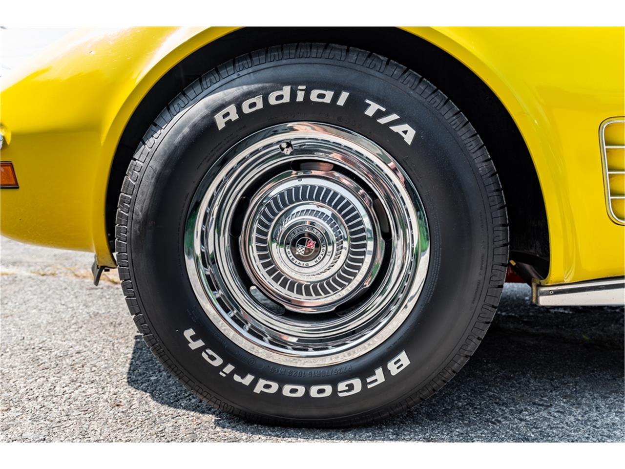 Chevrolet-Corvette-stingray-1971-Sunflower-Yellow-Black-40