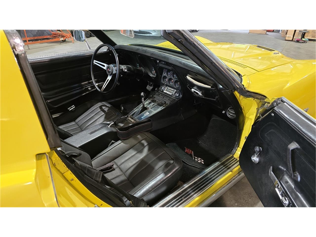 Chevrolet-Corvette-stingray-1971-Sunflower-Yellow-Black-55