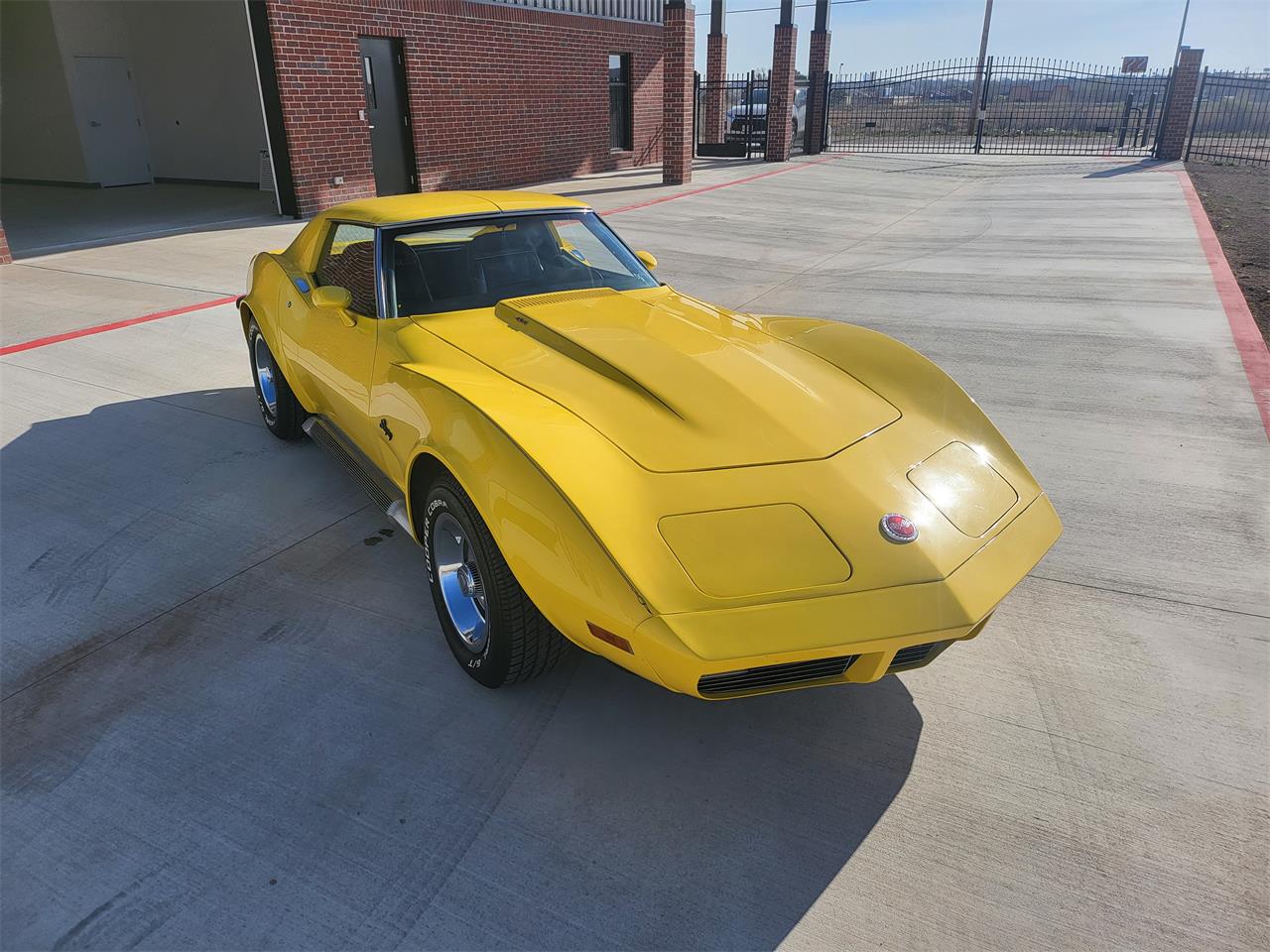 Chevrolet-Corvette-stingray-1973-Yellow-Black-3