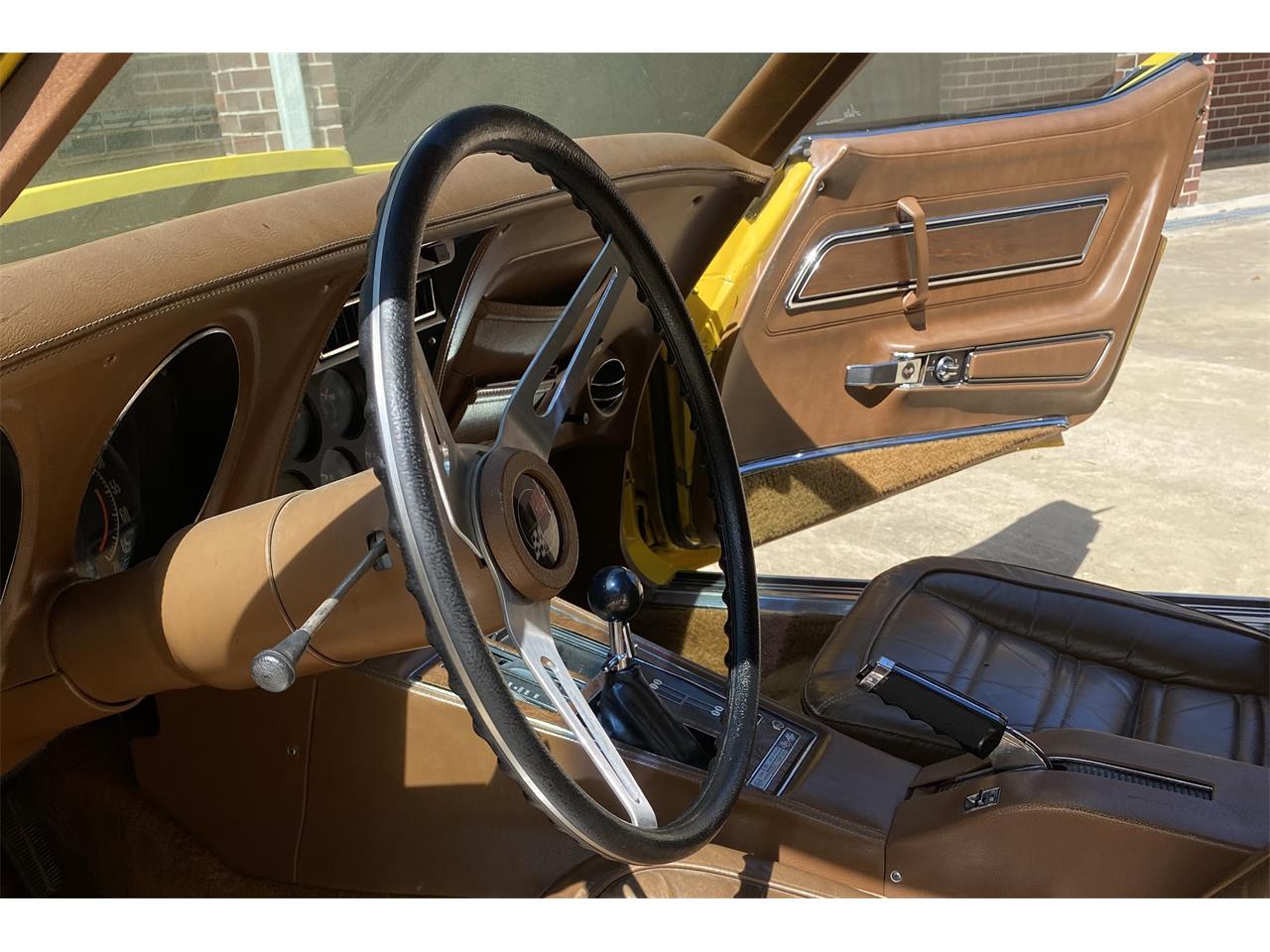 Chevrolet-Corvette-stingray-1973-Yellow-Dark-Saddle-Leather-14