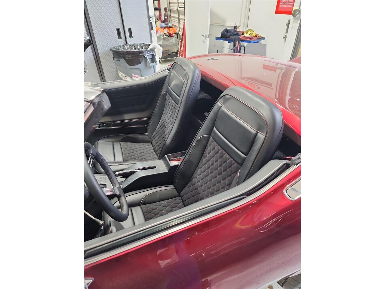 Chevrolet-Corvette-stingray-1974-Candy-Apple-Red-Black-13