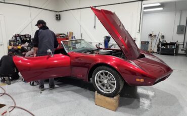 Chevrolet-Corvette-stingray-1974-Candy-Apple-Red-Black-17