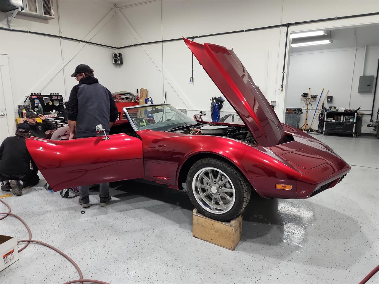 Chevrolet-Corvette-stingray-1974-Candy-Apple-Red-Black-17